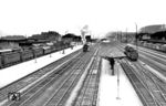 Kaiserslautern Hbf wurde am 1. Juli 1848 als östlicher Endbahnhof der von Homburg kommenden Teilstrecke der Pfälzischen Ludwigsbahn eröffnet. Bereits am 2. Dezember selben Jahres wurde er mit Verlängerung des Abschnitts bis Frankenstein zum Durchgangsbahnhof, ehe die Ludwigsbahn am 25. August des Folgejahres auf ihrer gesamten Länge von Ludwigshafen bis Bexbach freigegeben wurde. 1875 wurde die Strecke nach Enkenbach eröffnet, 1883 kam die nach Lauterecken führende Lautertalbahn hinzu. Mit Durchbindung der von Pirmasens kommenden Biebermühlbahn wurde er zum Kreuzungsbahnhof. Die heutige Bahnstrecke Mannheim – Saarbrücken, die aus der Ludwigsbahn hervorging, ist heute die wichtigste der Strecken, an denen der Kaiserslauterer Hauptbahnhof liegt; er ist zugleich ihre wichtigste Unterwegsstation. Carl Bellingrodt fotografierte die im Bahnhof rangierende 91 795 sowie eine 50er. (02.12.1952) <i>Foto: Carl Bellingrodt</i>