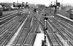 Blick in die Westausfahrt des Kaiserslauterner Hauptbahnhofs in Richtung Landstuhl/Homburg(Saar). (02.12.1952) <i>Foto: Carl Bellingrodt</i>