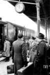 Bahnsteigszene in Regensburg Hbf Anfang der 1950er Jahre.  (07.01.1952) <i>Foto: BD Regensburg (Zeitler)</i>