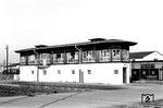 Das Befehlsstellwerk 2 (Bauform Bruchsal I) im Bahnhof Schifferstadt. Nach seiner Außerbetriebnahme im Jahr 1970 war es noch weiter als Posten 138 in Betrieb (vgl. Bild-Nr. 5760) für einen in der Bahnhofsmitte liegenden Bahnübergang über die Dannstadter Straße. (1958) <i>Foto: Slg. Wolfgang Löckel</i>