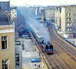 Im Frühjahr 1985 musste 03 001 wieder einige Devisen beim Klassenfeind verdienen und war im Westen Berlins mit dem Zwickauer Traditionszug für Sonderfahrten im Rahmen der "Informationstage der DR" unterwegs. Hier räuchert der Sonderzug am S-Bahnhaltepunkt Savignyplatz vorbei und wird gleich nach Berlin Zoologischer Garten einfahren.  (25.03.1985) <i>Foto: Karsten Risch</i>