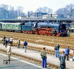Die Sonderfahrten der 03 001 wurden natürlich auch damals vom entsprechenden Fanauflauf begleitet, wie hier in Berlin-Wannsee. Das Verhältnis der West-Berliner zur Reichsbahn war allerdings gespalten. Nach dem Mauerbau 1961 boykottierten immer mehr West-Berliner die S-Bahn und drückten auch auf diese Weise ihren Unmut aus. Der Boykottaufruf wurde nicht nur von der Berliner Bevölkerung angenommen, auch die West-Berliner Verkehrsbetriebe BVG richteten einen Konkurrenzverkehr mit Bussen ein. Es wurden an U-Bahnhöfen, in Netzplänen, auf den Richtungsschildern von Bussen und Straßenbahnen und sogar in Reiseführern Hinweise auf die S-Bahn entfernt. Nachdem sich der Boykott über Jahre hinzog und kein Ende in Sicht war, begann man, auch U-Bahn-Strecken parallel zur S-Bahn zu bauen. Für die DDR entstand ein großer finanzieller Schaden, da die notwendigen Aufwendungen wegen der Betriebspflicht weiterliefen, die Deviseneinnahmen jedoch fast völlig ausfielen. Die Fahrgastzahlen sanken von rund 500.000 Fahrgästen pro Tag vor dem Mauerbau auf weniger als 1/10 danach. Die der DR dadurch entstehenden finanziellen Verluste wurden auf 120–140 Millionen DM pro Jahr beziffert. Kein Wunder, dass mit solchen "Informationstagen der DR" wieder für gutes Wetter gesorgt werden sollte. (25.03.1985) <i>Foto: Karsten Risch</i>