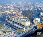 Blick aus luftiger Höhe vom Berliner Funkturm auf 38 1182, die mit einem Sonderzug durch den S-Bahnhof Witzleben räuchert. 2002 wurde die Station in Berlin Messe Nord/ICC umgenannt. Über die Ostpreußenbrücke führt die Neue Kantstraße, an den Bahngleisen entlang die A 100. (03.1986) <i>Foto: Karsten Risch</i>