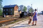 Auf der Strecke Nossen - Freiberg (Sachs) rangiert 50 3551 im Bahnhof Großvoigtsberg. Der junge Mann interessiert sich allerdings mehr für den Fotografen als für die Dampflok. Er wollte wohl nicht Lokführer werden... (1982) <i>Foto: Karsten Risch</i>