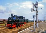 74 1230 verabschiedet sich im Bahnhof Nauen zum Restaurieren ins Bw Wustermark. (08.05.1982) <i>Foto: Karsten Risch</i>
