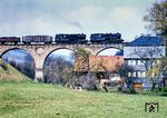Bei Mengersgereuth-Hämmern überqueren 95 0016 und 95 0041 mit Dg 55445 das Tal der Effelder. (04.1980) <i>Foto: Karsten Risch</i>