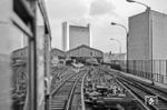 Ein eigentlich verbotener Blick aus einer vom Westen einfahrenden S-Bahn auf den Grenzbahnhof Berlin Friedrichstraße mit den Absperranlagen am Ende des Bahnsteigs C (links). Am Bahnsteig A steht ein mit einer 132 abfahrbereiter Transitzug. (06.1983) <i>Foto: Karsten Risch</i>