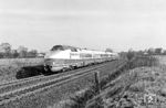 175 005 als Ex 67 "Karlex" über Leipzig nach Karloy Vary (Tschechien) hinter dem Grünauer Kreuz bei Berlin-Altglienicke. Die SVT 18.16 verkehrten bis Ende der 1970er Jahre auf folgenden Strecken: "Berlinaren" Berlin – Malmö (mit der Seestrecke Sassnitz–Trelleborg), "Karlex" Berlin – Karlsbad, "Karola" Leipzig – Karlsbad, "Neptun" Berlin – Kopenhagen (mit der Seestrecke Warnemünde–Gedser), "Vindobona" Berlin – Prag – Wien und Berlin – Bautzen als der sogenannte „Sorbenexpress“. Die letzten Einsätze der Züge erfolgten zur Leipziger Messe.  (1977) <i>Foto: Karsten Risch</i>