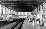 VT 175 008 steht als D 313 nach Malmö im Bahnhof Berlin Zoologischer Garten, Gleis 2. Auf Gleis 3 (rechts) erwarten die Reisenden die Einfahrt des D 246 nach Köln. (04.1983) <i>Foto: Karsten Risch</i>