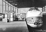 Im Bahnhof Berlin Zoologischer Garten wartet VT 175 008 als D 313, möglicherweise ein Sonderzug nach Sassnitz Hafen, auf die Ausfahrt, die eine Minute später erfolgen soll. Die Bahnpolizei hat ein wachsames Auge auf das Treiben des Fotografens geworfen. Aus West-Berliner Reichsbahnern wurde Anfang 1962 die Bahnpolizei gegründet, seitdem gab es im Westteil der Stadt keine Transportpolizei der DDR (Trapo) mehr.Die West-Berliner Bahnpolizisten waren nicht bewaffnet, denn die West-Berliner Bahnhöfe waren kein Hoheitsgebiet der DDR. Die Reichsbahn besaß keine Hoheitsrechte, sondern nur die Betriebsrechte sowie das Hausrecht. (04.1983) <i>Foto: Karsten Risch</i>
