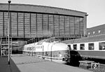 Um 7.55 Uhr verlässt 175 008 als D 313 den Bahnhof Berlin Zooligischer Garten in Richtung Osten. Rechts ist der D 246 nach Köln eingefahren. (04.1983) <i>Foto: Karsten Risch</i>