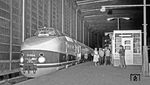 Am späten Abend ist VT 175 006 als Messesonderzug aus Leipzig in Berlin Zoologischer Garten eingetroffen. (09.1979) <i>Foto: Karsten Risch</i>