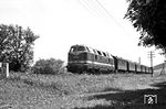Die Rbd Erfurt verdieselte die Werrabahn schon recht früh. So kam zum Ärger des Fotografens bei Hildburghausen vor dieser schönen Personenzuggarnitur kein alter Preuße mehr angefahren, sondern die profane Eisenacher V 180 236. Die Drohung mit der Faust aus dem Führerstand hob die Stimmung auch nicht unbedingt an. (03.07.1968) <i>Foto: Wolfgang Bügel</i>