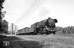 Auch diese Fotostelle, gut versteckt hinter Bäumen und Büschen bei Hildburghausen, spricht für das Unbehagen, das man damals beim Eisenbahnfotografieren in der DDR hatte. 44 089 vom Bw Eisenach ist mit einem Güterzug nach Eisfeld unterwegs. (03.07.1968) <i>Foto: Wolfgang Bügel</i>