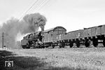 Am Güterzug mit 44 089 (vgl. Bild-Nr. 87665) half 44 1054 bei Hildburghausen tatkräftig am Zugschluss mit. Um die Fotostelle zu erreichen war man damals mit einem Fahrrad (natürlich ohne Gangschaltung) unterwegs. Die gut 30 km hin- und zurück über die Steigungen des Thüringer Waldes gingen ganz schön in die Beine. (03.07.1968) <i>Foto: Wolfgang Bügel</i>