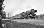 41 289 vom Bw Meiningen ist mit einem Personenzug nach Eisfeld bei Hildburghausen unterwegs. Wenigstens wieder eine Dampflok. Im Hintergrund ist das südliche Einfahrsignal von Hildburghausen aus Richtung Veilsdorf zu sehen. Da Bahnhöfe tabu waren, hoffte man mit der maximal möglichen Verschlusszeit von 1/125 sec im Ein- und Ausfahrbereich des Bahnhofs die Züge noch halbwegs scharf zu bekommen. Nach diesem Bild wurde die Fototour beendet. Auf der Werrabahn war ehedem nicht viel los und dann hatte man noch den drohenden Arm des Lokführers der V 180 236 im Kopf... (03.07.1968) <i>Foto: Wolfgang Bügel</i>