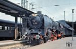 Die aus unbekannten Gründen geschmückte Ostbahnhofer 01 226 wartet in Dresden Hbf vor einem Schnellzug auf die Rückfahrt in die Heimat.  (14.05.1969) <i>Foto: Robin Fell</i>