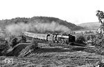 Bei Gera-Röppisch hat 01 2204 mit dem E 805 nach Saalfeld soeben die Stadtgrenze von Gera verlassen und tritt die Steigung Richtung Weida an.  (06.06.1980) <i>Foto: Joachim Schmidt</i>