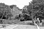 In Oschersleben führt die Bahnstrecke Magdeburg - Halberstadt mitten durch den Ort. 01 2137 räuchert mit dem P 8456 über den Bahnübergang an der Hornhäuser Straße.  (13.07.1980) <i>Foto: Joachim Schmidt</i>