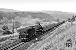 01 0534 läuft bei Rohr als Schlusslok am dem mit einer 132 geführten E 604 (Meiningen - Erfurt) mit. Als eine der letzten Saalfelder Maschinen hatte sie nochmals eine Ausbesserung im Raw Meiningen für ihre letzten sechs Monate erhalten.  (09.06.1981) <i>Foto: Joachim Schmidt</i>
