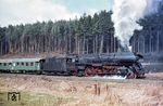 01 533 mit D 207 am bekannten "Bello-Blick" bei Hönebach, da Carl Bellingrodt vermeintlich diese Fotostelle als Erster nutzte. Die Reisenden hingegen dürften bei den anstehenden Grenzkontrollen in Gerstungen durch die DDR-Organe bereits ein ungutes Gefühl in der Magengrube haben. Angesichts der Wachtürme, Flutlichter, Sperranlagen und Maschinenpistolen fuhr man im wahrsten Sinne des Wortes in eine andere Welt. Neben dem Zwangsumtausch von D-Mark gegen die DDR-Mark wurden auch Fragen gestellt, ob man z.B. Waffen mitführe. Dies sollte man dann nicht unbedingt mit "Brauchen Sie denn welche?" beantworten, da Grenzer bekanntlich wenig Sinn für Humor haben. (27.03.1970) <i>Foto: Robin Fell</i>