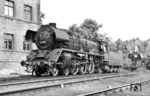 03 254 vor dem Verwaltungsgebäude des Bw Leipzig Hbf West, wie bei der DR üblich, in einem erstklassigem Zustand. Im Mai 1972 erhielt sie noch den Verbrennungskammerkessel (RAW Halberstadt 139/1960) aus 39 1061-9. (05.09.1969) <i>Foto: Klaus D. Holzborn</i>