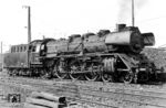 03 298 war die letzte gebaute Lok der Baureihe 03. Sie wurde am 31.12.1937 von BLW an die Reichsbahn abgeliefert und am 07. Januar 1938 im Reichsbahnausbesserungswerk Braunschweig abgenommen. Die Erstzuteilung erfolgte an das Bw Seestadt Rostock in der RBD Schwerin. Die zum Aufnahmezeitpunkt zum Bw Berlin Ostbahnhof gehörte Lok wurde im Bw Dresden-Altstadt angetroffen. (05.06.1969) <i>Foto: Rudi Lehmann, Slg. Holzborn</i>