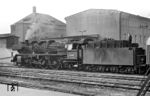 03 2298, mittlerweile beim Bw Frankfurt/Oder stationiert, wartet in Berlin Ostbahnhof auf die Ausfahrt. Der Heizer holt derweil die Kohlen nach vorne und kontrolliert den Wasserstand im Tender. Vom 17.02.1975 bis zum 27.03.1975 erhielt sie im Reichsbahnausbesserungswerk Meiningen noch den Verbrennungskammerkessel RAW Halberstadt 30/1958 aus 39 1037. Am 24. Juli 1978 wurde sie abgestellt und erst am 23.11.1983 gemäß Ausmusterungsprotokoll 39/83 ausgemustert. Im Januar 1984 wurde sie in der Est Karl-Marx-Stadt-Hilbersdorf zerlegt. (08.1974) <i>Foto: Klaus Kieper, Slg. Holzborn</i>