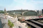 Mit mehr als 550.000 Reisenden pro Tag (darunter 270.000 der S-Bahn - Stand 2020) ist Hamburg Hbf der meistfrequentierte Fernbahnhof der Deutschen Bahn sowie nach dem Bahnhof Paris-Nord der meistfrequentierte Bahnhof Europas. Gemessen an den täglichen Verkehrszahlen im Personenfern- und Regionalverkehr auf zwölf Bahnsteiggleisen ist er gilt der Bahnhof seit 2010 als überlasteter Schienenweg. Seit langem gibt es immer wieder Planungen in diversen abgewandelten Formen, mit denen der stetig steigenden Umfang an Passagieren bewältigt werden soll. Ein durchschlagendes Konzept wurde noch nicht gefunden. Das Bild zeigt den Blick auf die Südausfahrt mit Steintorwall (links) und Steintorbrücke vor der Halle im Juli 1994. (07.1994) <i>Foto: Benno Wiesmüller</i>