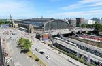 Im Jahr 2022 präsentiert sich der südliche Teil des Hamburger Hauptbahnhofs mit neuen Bahnsteigdächern und zusätzlichen Treppen von der Steintorbrücke aus. Ende 2021 stellte eine Jury den Siegerentwurf zur Erweiterung des Bahnhofsgebäudes vor. Die Steintorbrücke soll ein Dach erhalten und zu einer Mischung aus Fußgängerzone und Bushaltestelle werden. Auf der Ostseite der Bahnhofshalle soll ein überdachter Fußweg entstehen. Um den stetig steigenden Umfang an Passagieren zu bewältigen, wurden Überlegungen bekannt, im Zuge des Deutschlandtakts einen S-Bahn-Tunnel entlang der Verbindungsbahn zu bauen. Damit könnten die S-Bahn-Gleise 3 und 4 im Hauptbahnhof für den Fern- und Regionalverkehr freigemacht werden.  (12.07.2022) <i>Foto: Benno Wiesmüller</i>