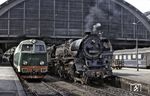 03 2250 vom Bw Frankfurt/Oder mit PKP SP45 076, die den D 241 "Ost-West-Express" von Paris-Nord nach Warszawa-Gdanska, Brest-Central und Minsk nach Moskau am Haken hat, in Berlin Ostbahnhof. (22.07.1975) <i>Foto: Robin Fell</i>