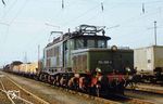 254 066 wurde im 28. Juli 1942 als E 94 066 beim Bw Görlitz-Schlauroth in Dienst gestellt. Bis 1992 war die zuletzt beim Bw Leipzig-Engelsdorf stationierte 254 066-4 bei der DR im Einsatz. Hier steht sie vor einem Güterzug im Rangierbahnhof Engelsdorf. (29.08.1988) <i>Foto: Andreas Höfig</i>