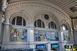 Das von 1885 bis 1889 errichtete Gebäude des Bremer Hauptbahnhofs am Bahnhofsplatz entwarf der Architekt Hubert Stier im Stil der Neorenaissance. In der Empfangshalle über dem Tunneleingang ist ein Wandmosaik eingearbeitet, das 1957 als Werbefläche für die Bremer Zigarettenfabrik Martin Brinkmann AG angebracht wurde – eine Gegenleistung für die Finanzierung weiterer Renovierungen. Gefertigt durch die "Steingutfabrik Grünstadt" war es seit den 1960er Jahren durch eine Werbung der Klöckner Stahlwerke Bremen verdeckt und wurde bei Renovierungsarbeiten wieder freigelegt. (12.09.2022) <i>Foto: Thorsten Eichhorn</i>