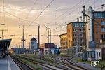 Abendstimmung über dem Bremer Hauptbahnhof mit Blick auf das Gelände des Bahnbetriebswerks. Mit täglich insgesamt rund 147.000 Reisenden liegt Bremen auf Platz 11 der meistfrequentierten Fernbahnhöfe der Deutschen Bahn. (12.09.2022) <i>Foto: Thorsten Eichhorn</i>