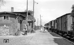 Der GmP mit 52 6144 von Neubrandenburg nach Friedland (Meckl) ist im ländlichen Bahnhof Neuenkirchen (Meckl) eingefahren. Interessant ist auch der Umstand, dass 1966 eine Reisegruppe westdeutscher Eisenbahnfotografen nach Mecklenburg reisen durfte, unter denen sich auch der bekannte, 1935 in Wuppertal geborene Eisenbahner und Eisenbahnfreund Gerd Wolff befand, der seit mehr als sechs Jahrzehnten die deutschen Klein- und Privatbahnen erforschte. (18.08.1966) <i>Foto: Gerd Wolff</i>