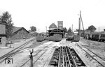 Die Stadt Friedland (Meckl) besitzt heute keinen Eisenbahnanschluss mehr. Bis 1969 gab es hier die Mecklenburg-Pommersche Schmalspurbahn (MPSB) zwischen Jarmen und Ferdinandshof sowie die normalspurige Bahnstrecke Neubrandenburg – Friedland (1994 Ende des Personenverkehrs). Das Bild zeigt der Umladebereich zwischen Schmalspur- und Normalspurbereich im Bahnhof Friedland (Meckl) Mitte der 1960er Jahre. Vor dem Krieg (1935) beförderte die MPSB jährlich fast 78.000 Reisende und mehr als 390.000 Tonnen Güter und war damit mit Abstand die am stärksten frequentierte Bahn der vorpommerschen Kleinbahnen.  (18.08.1966) <i>Foto: Gerd Wolff</i>