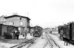 99 3361 wartet abfahrbereit vor dem P 9193 nach Anklam im Bahnhof Friedland (Meckl). Der Zug war diesmal maßgeblich mit Eisenbahnfreunden des "Klassenfeindes" besetzt. (18.08.1966) <i>Foto: Gerd Wolff</i>