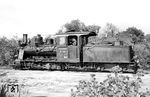 99 3361 (Orenstein & Koppel, Baujahr 1938, ex MPSB 14II) in Ramelow Dorf. Ihre Betriebsnummer 99 3361 erhielt sie nach der Übernahme der MPSB durch die Deutsche Reichsbahn im Jahr 1949. Sie war bis zum 3. September 1970 in Friedland im Einsatz. Im Mai 1972 wurde sie an das „Mohun Outdoor Steam Museum“ in Novato (Californien) verkauft. Der geplante Aufbau einer Museumsstrecke wurde dort aber nie verwirklicht. Deshalb wurde sie zusammen mit anderem Rollmaterial 1987 an die „La Porte County Historical Steam Society“ für den Betrieb auf der Museumsbahn Hesston Steam Museum (Indiana) abgegeben. (18.08.1966) <i>Foto: Gerd Wolff</i>