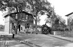 99 3462 fährt mit P 9194 aus Anklam in Wegezin-Dennin ein. Hier wird ein Loktausch zwischen den Zügen von und nach Anklam bzw. Friedland (Meckl) stattfinden. (18.08.1966) <i>Foto: Gerd Wolff</i>