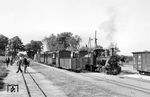 99 3361 verlässt mit P 9194 nach Friedland (Meckl) den Bahnhof Wegezin-Dennin. Daneben wartet der Wagenpark des P 9193 nach Anklam, den 99 3462 übernehmen wird. (18.08.1966) <i>Foto: Gerd Wolff</i>