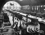 Auf Gleis 16 des Frankfurter Hauptpersonenbahnhofs (Frankfurt/M Hpbf) ist 39 250 aus Gießen angekommen. Daneben steht eine P 8.  (1951) <i>Foto: Toni Schneiders</i>