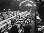 Der am 18. August 1888 als "Centralbahnhof Frankfurt" eröffnete Kopfbahnhof gehört aufgrund seiner Lage in der Mitte Deutschlands zur wichtigsten Verkehrsdrehscheibe im deutschen Zugverkehr. Der Berliner Architekt Johann Wilhelm Schwedler, der auf die Stahlbauweise spezialisiert war, wurde zum Konstrukteur der drei neuartigen in Eisenkonstruktion ausgeführten Bahnhofshallen mit 28 Meter hohem Tonnengewölbe, die je drei Bahnsteige zu sechs Gleisen umfassten. Bereits am Abend des Eröffnungstages konnte ein Zug nicht rechtzeitig bremsen und überfuhr den Prellbock. Dabei wurden die Lok und das Pflaster des Querbahnsteigs beschädigt. Dies war der Beginn einer ganzen Serie derartiger Vorkommnisse, die in der Presse einigen Spott auslösten. Auf dem Foto von 1951 stehen von links: Gleis 15: E 151 nach Gießen, Gleis 14: P 1733 nach Bad Nauheim, Gleis 13: P 1712 aus Gießen, Gleis 12: D 258 nach München, Gleis 11: P 1909 aus Heidelberg, Gleis 10: P 1922 nach Heidelberg. (1951) <i>Foto: Toni Schneiders</i>
