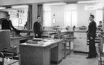 Blick in die Fahrkartenausgabe Regensburg Hbf. Damals waren die Schalter noch fein säuberlich (hinter Glas) getrennt nach Zeitkarten (Wochen-, Monatskarten im Nahverkehr), sowie Fernverkehr und Auslandsverkehre. (1959) <i>Foto: BD Regensburg (Zeitler)</i>