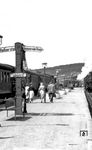 Zugzielanzeiger im Bahnhof Blankenburg (Harz). Die angezeigte Strecke nach Thale über Timmenrode wurde am 1. Juni 1969 eingestellt. Rechts steht die hier beheimatete 93 1088.  (25.07.1958) <i>Foto: Gerhard Illner</i>