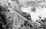 95 019 vom Bw Blankenburg (Harz) rollt mit einem Güterzug aus dem Krumme-Grube-Tunnel (307 m) kommend über das Krocksteinviadukt dem Bahnhof Rübeland Tropfsteinhöhlen entgegen. (25.07.1958) <i>Foto: Gerhard Illner</i>