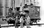 Mit diesem Erinnerungsfoto für das Personal hat Gerhard Illner die 67-jährige Alterspräsidentin 98 7074 des Bw Reichenbach (Vogtl) verewigt. Von Hartmann in Chemnitz im Jahre 1891 gebaut, war sie als sächsische VII T Nr. 903 in Dienst gestellt und wenig später in Nr. 1454 umgezeichnet worden. Die 1925 vergebene Reichsbahnnummer 98 7074 hatte nicht lange Bestand. Bereits um 1930 wurde die Lok in den Gerätelokstand versetzt und war fortan beim Bw Reichenbach (Vogtl) als Werklok tätig. Aufgrund einer HvM-Verfügung wurde die Maschine im November 1953 wieder in den Betriebslokstand übernommen. Mit ihrer alten Betriebsnummer 98 7074 fristet sie nun als "Hofdame" ihr Gnadenbrot. Nach der Z-Stellung am 29.12.1960 folgte der HvM-Ausmusterungsbescheid mit Datum 30. Januar 1963. (31.05.1957) <i>Foto: Gerhard Illner</i>