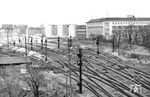 Ein trostloser Anblick auf die ehemaligen Ausfahrgleise des Anhalter Bahnhofs, der bis Mitte des 20. Jahrhunderts einer der wichtigsten Fernbahnhöfe in Berlin war. Links sind die gesprengten Reste der Bahnhofshalle auszumachen. Der Zugverkehr zum Anhalter Fernbahnhof war ab dem 18. Mai 1952 endgültig eingestellt worden. Die Bahnhofsanlagen waren seitdem dem Verfall preisgegeben.  (18.03.1962) <i>Foto: Joachim Claus</i>