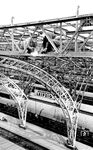 Der Angriff der 8. US-Luftflotte am 7. Juli 1944 auf Leipzig verursachte schwerste Beschädigungen vor allem an der Westhalle und der Querbahnsteighalle des Hauptbahnhofs. Im März 1946 waren einige Bahnsteige wieder komplett betretbar und 1947 anlässlich der Frühjahrsmesse der Querbahnsteig teilweise wieder nutzbar. 1948 folgten die wichtigsten Ausbesserungen am Querbahnsteig, 1949 war die Osthalle im Wesentlichen wiederhergestellt. Es fehlte allerdings noch die komplette Verglasung der Halle. 1955 wurde mit der Verglasung der Seitenwände entlang der Randbahnsteige begonnen (Foto). Danach waren die sechs Hallenschiffe an der Reihe, wobei im mittleren Bereich (Bahnsteige 10 bis 18) mit der Verglasung des Daches begonnen wurde. Die Verglasung des Daches wurde erst 1961 abgeschlossen. (02.06.1955) <i>Foto: Gerhard Illner</i>