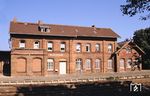 Der Bahnhof Duderstadt bestand früher aus einem Empfangsgebäude (Foto), einem Güterschuppen und einem mehrgleisigem Lokschuppen sowie zahlreichen Gleisanlagen mit 2 Bahnsteigen. 1945 wurde die Bahnstrecke zwischen Teistungen und Gerblingerode an der neu errichteten Zonengrenze unterbrochen und Duderstadt ein Endbahnhof. Im Jahr 1974 wurde der Personenverkehr auf dem niedersächsischen Streckenabschnitt eingestellt. Die mit der Wiedervereinigung entstandene Hoffnung auf einen Lückenschluss von etwa 3,5 km zwischen Duderstadt und Teistungen erfüllten sich nicht. Der Güterverkehr wurde 1996 eingestellt, der Bahnhof endgültig geschlossen und die Bahnstrecke in den folgenden Jahren abgebaut.  (29.09.1985) <i>Foto: Prof. Dr. Willi Hager</i>