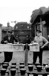 Das Personal der 94 1810 genießt sein Mittagessen am Prellbock im Bw Suhl. (08.1968) <i>Foto: Bernd von Mitzlaff</i>